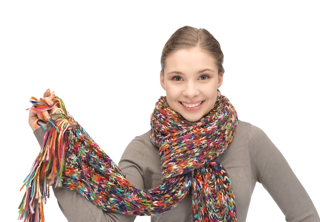 Uśmiechnięta osoba z haftowaną chustą